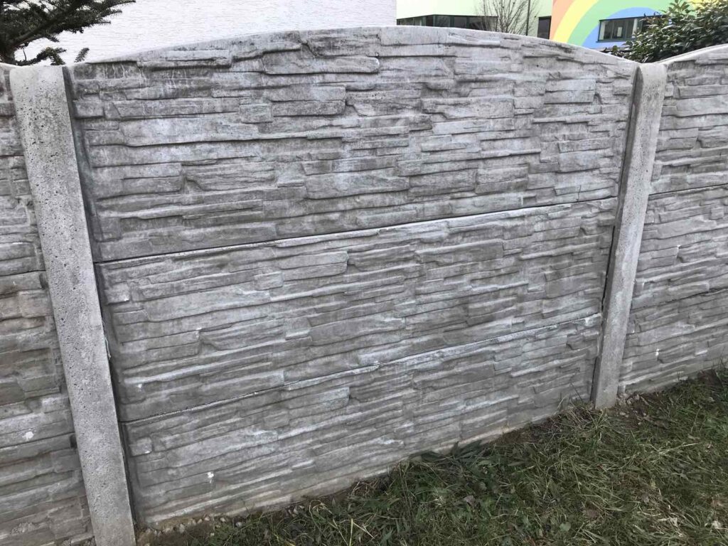Betonový plot s ozdobným betonovým dílcem